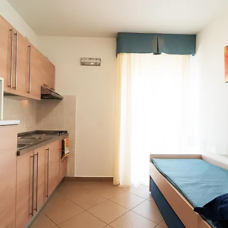 Aparthotel Appartamenti Per Vacanze Anchisemare 3*